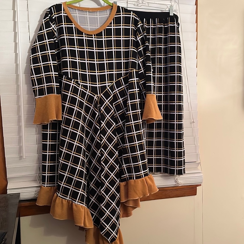 Mustard, black, and white outfit